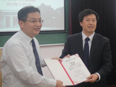 吃瓜黑料网
院长为杨宇润博士颁发聘书