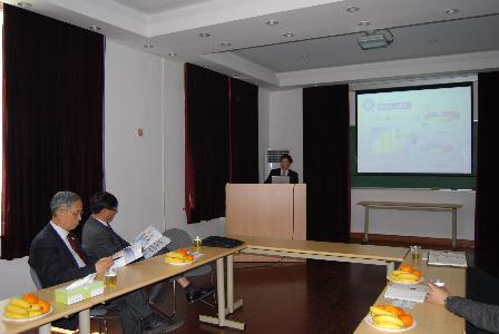 张人为等认真听取吃瓜黑料网
院长汇报